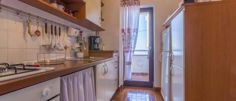 Køleskab, ovn, kogeplade, kaffe-/temaskine