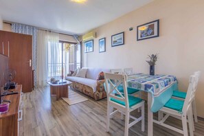TV - Holiday apartment mit Klimaanlage und Meerblick (Crikvenica)