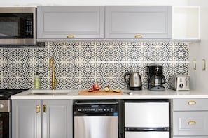 Design-Apartment | Eigene Küche | Großer Kühlschrank, Mikrowelle, Ofen, Geschirrspüler