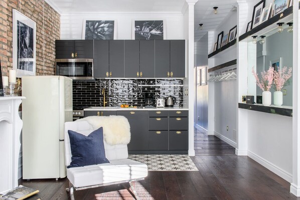 Superior-Apartment | Eigene Küche | Großer Kühlschrank, Mikrowelle, Ofen, Geschirrspüler