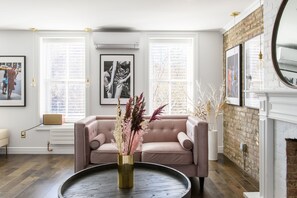 Superior-Apartment | Wohnbereich | Flachbildfernseher