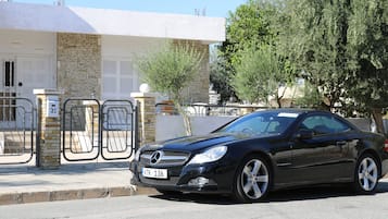 Vista frontal de la propiedad