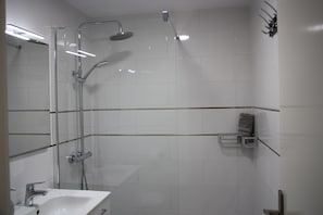 Shower, hair dryer, towels, soap - Beachfront Oasis Del Mar I – Ground Floor 2 Bed / 2 Bath with Pool (Mojácar)