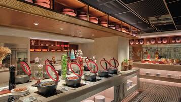 Daily buffet breakfast (VND 577500 per person)