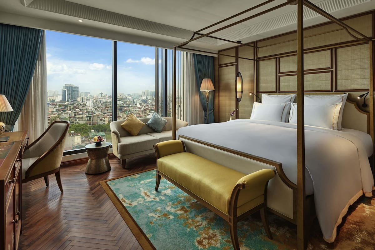 Grand Deluxe, King Bed, High Floor | Bộ đồ giường kháng dị ứng, két bảo mật tại phòng, bàn
