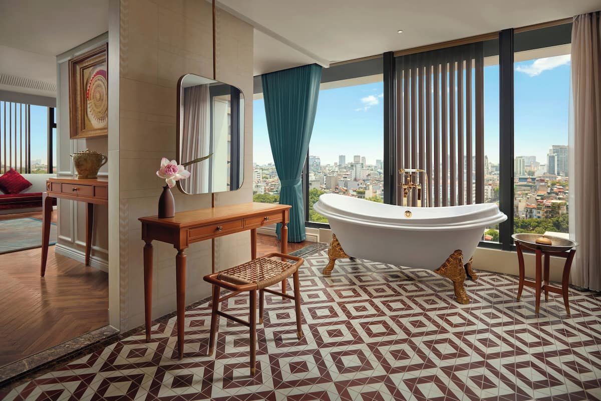 Suite presidencial, con acceso al salón lounge del club | Baño | Amenidades de baño ecológicas, batas, pantuflas, bidet