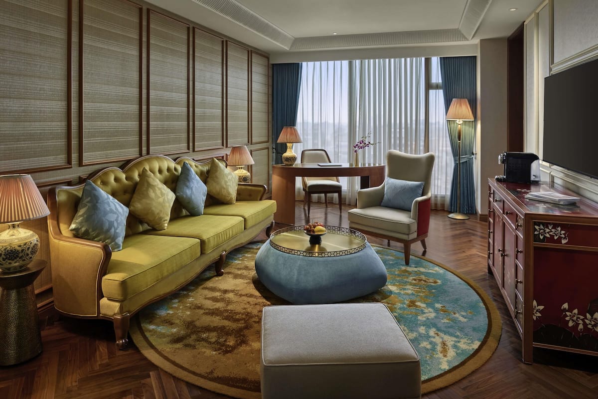 Deluxe Suite, 1 King Bed, Club Lounge Access | Hypo-allergenic bedding available, in-room safe, desk, laptop workspace