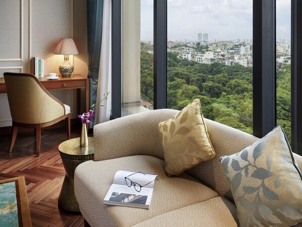 Executive Room, 1 King Bed, Club lounge access (High Floor) | Hypo-allergenic bedding, minibar, in-room safe, desk - Grand Mercure Hanoi (Hanoi)