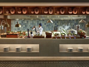 2 restaurants; lunch and dinner served - Grand Mercure Hanoi (Hanoi)