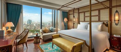 Hypo-allergenic bedding, in-room safe, desk, laptop workspace