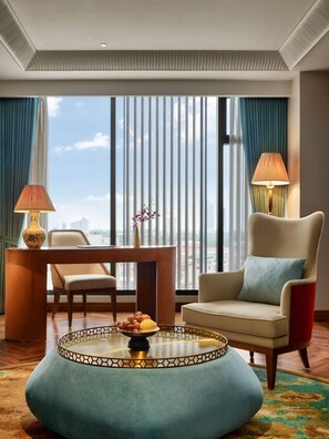 Deluxe suite, 1 kingsize bed, toegang tot de clublounge | Woonkamer | Een 50-inch flatscreentelevisie met digitale zenders en een televisie