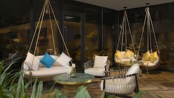 2 quầy bar/khu lounge, bar ở tầng thượng, lounge tại sảnh 