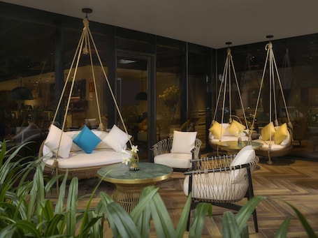 2 bares, bar en la azotea, salón en el lobby