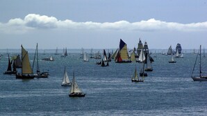 A marina with multiple sailboats docked. - Appartement en Bord de Mer,beau Balcon, Plages,sentiers et Commerces à Proximité (Arzon)