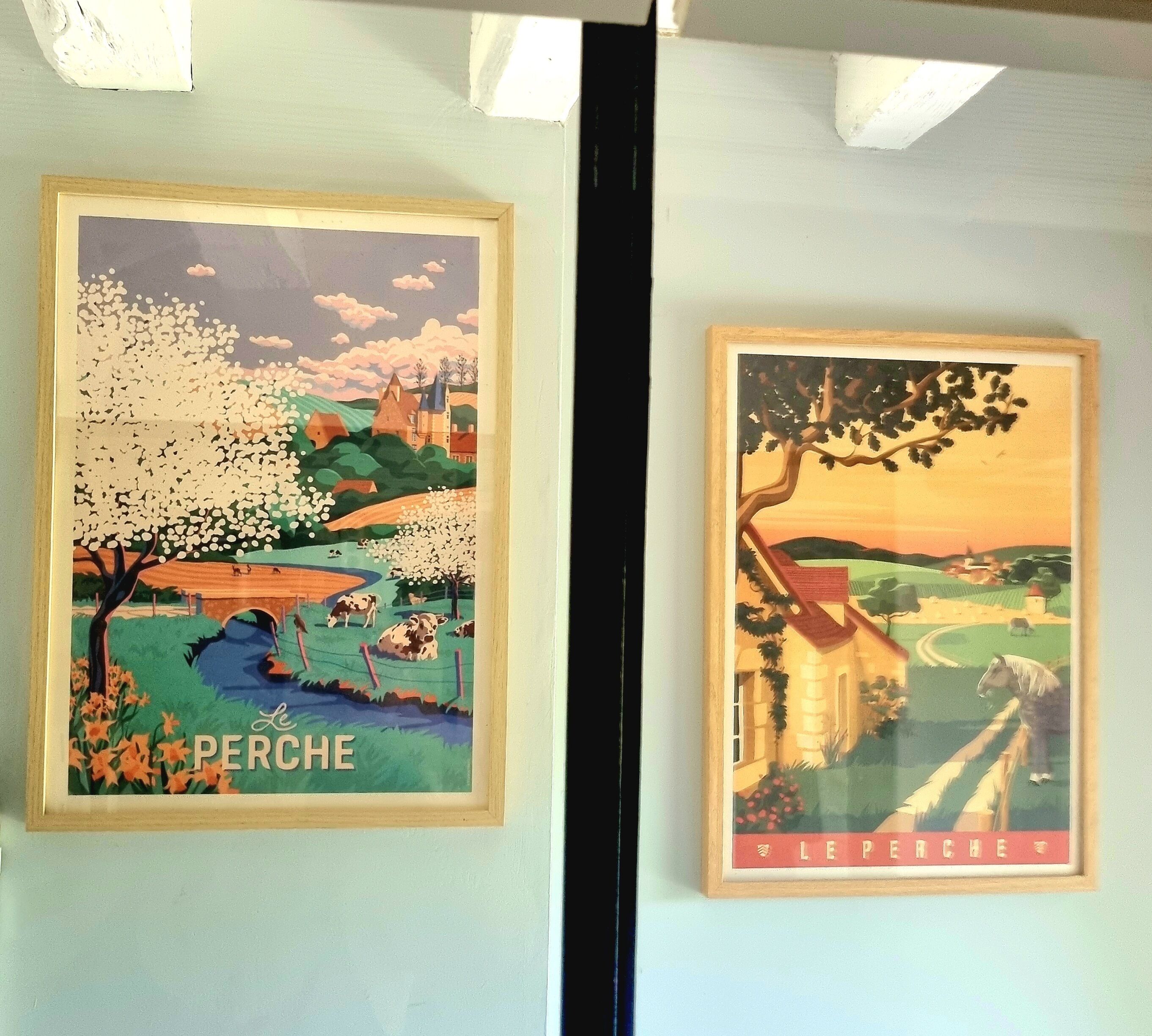 Dos carteles enmarcados en una pared.