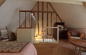 1 soverom, skrivebord, lydisolert og strykejern/-brett