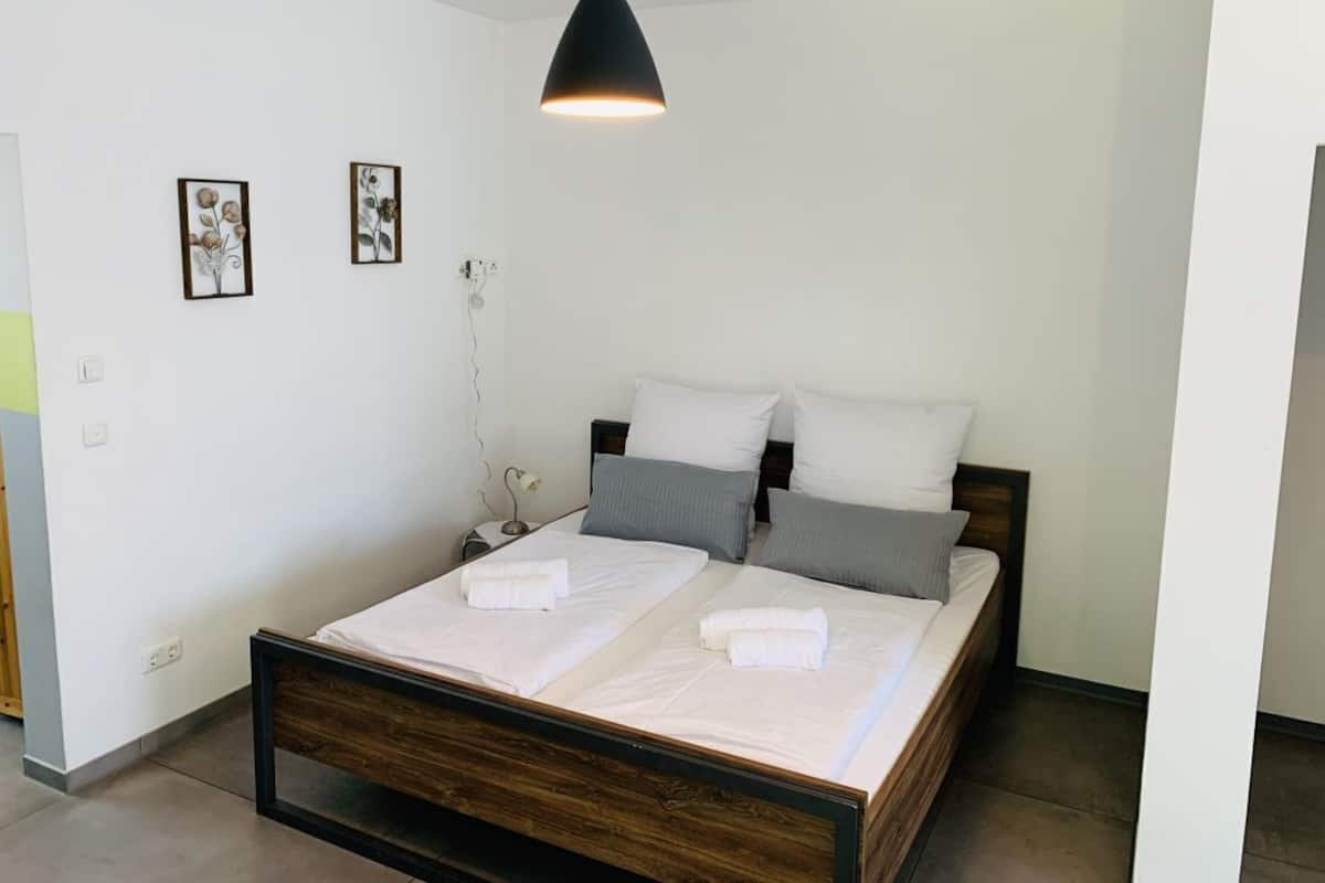 Quadrupla Basic | Biancheria da letto ipoallergenica, minibar, una scrivania