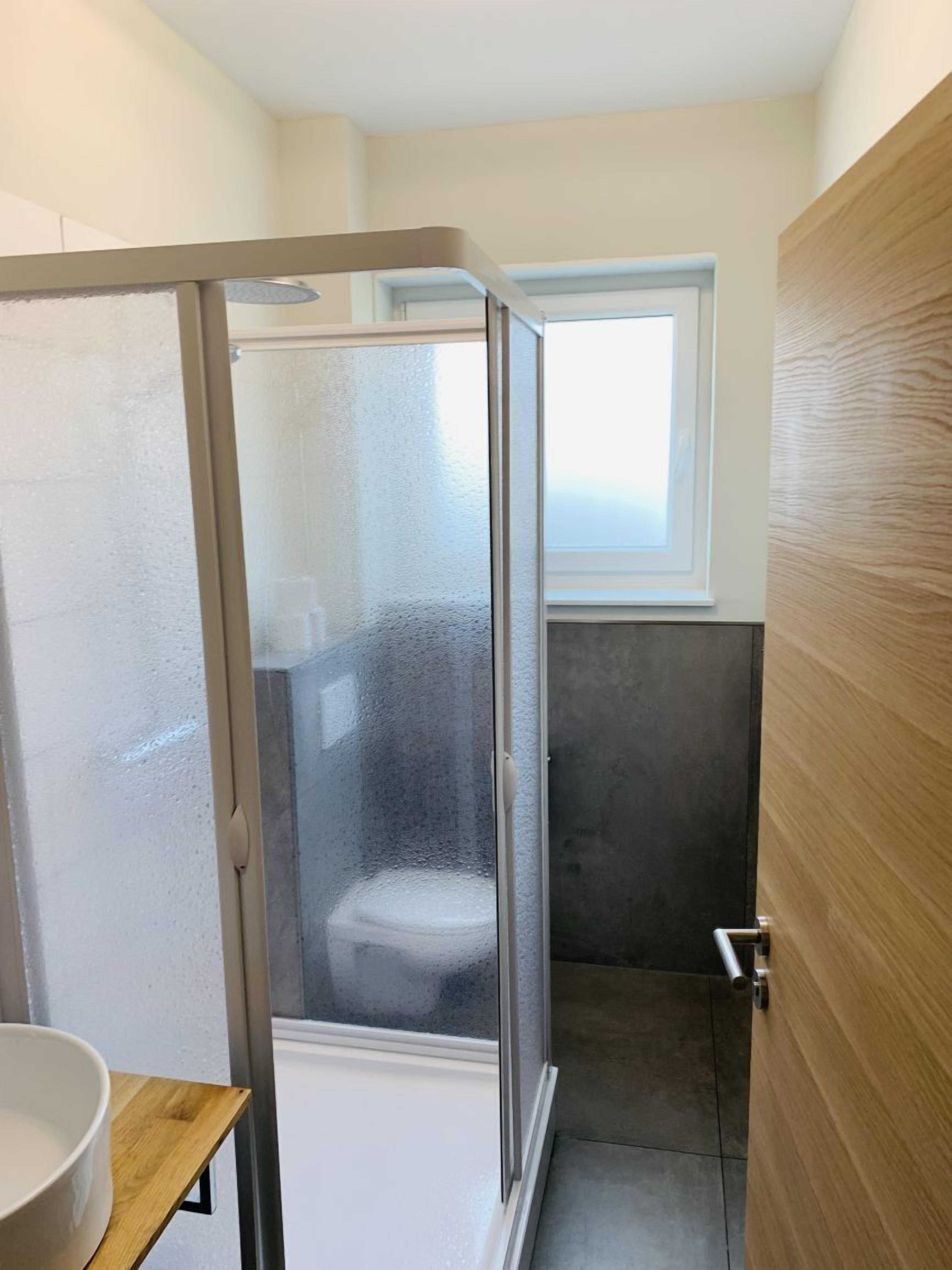 Basic-Vierbettzimmer | Badezimmer | Dusche, Haartrockner, Fußbodenheizung (Badezimmer), Handtücher