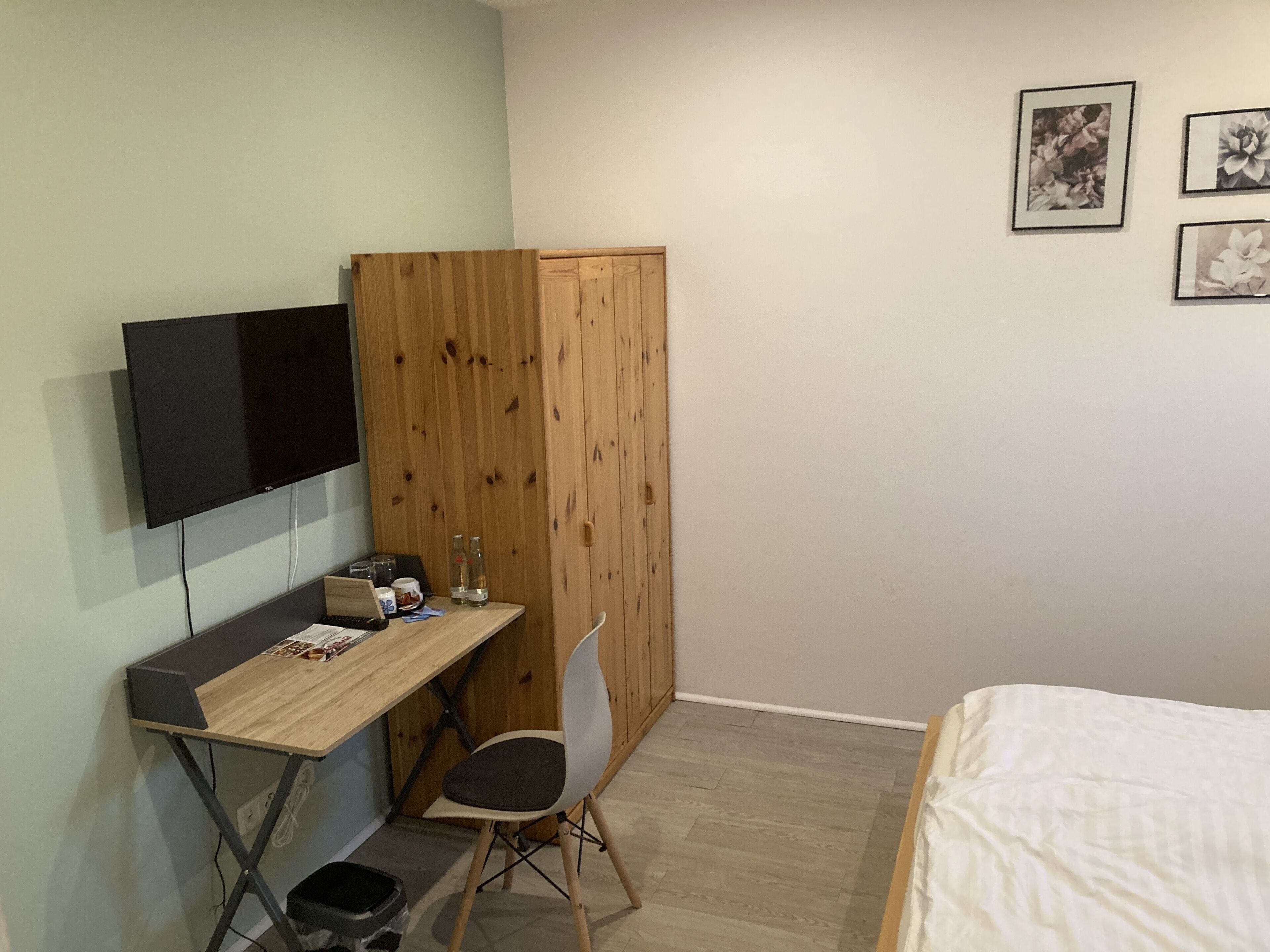 Comfort-Doppelzimmer (Nr. 3) | Wohnbereich | 32-Zoll-LCD-Fernseher mit Satellitenempfang, Fernseher, Bücher