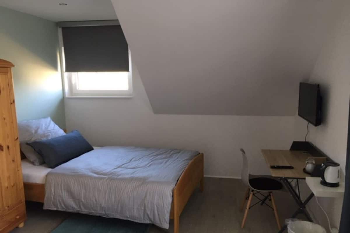 Biancheria da letto ipoallergenica, minibar, una scrivania