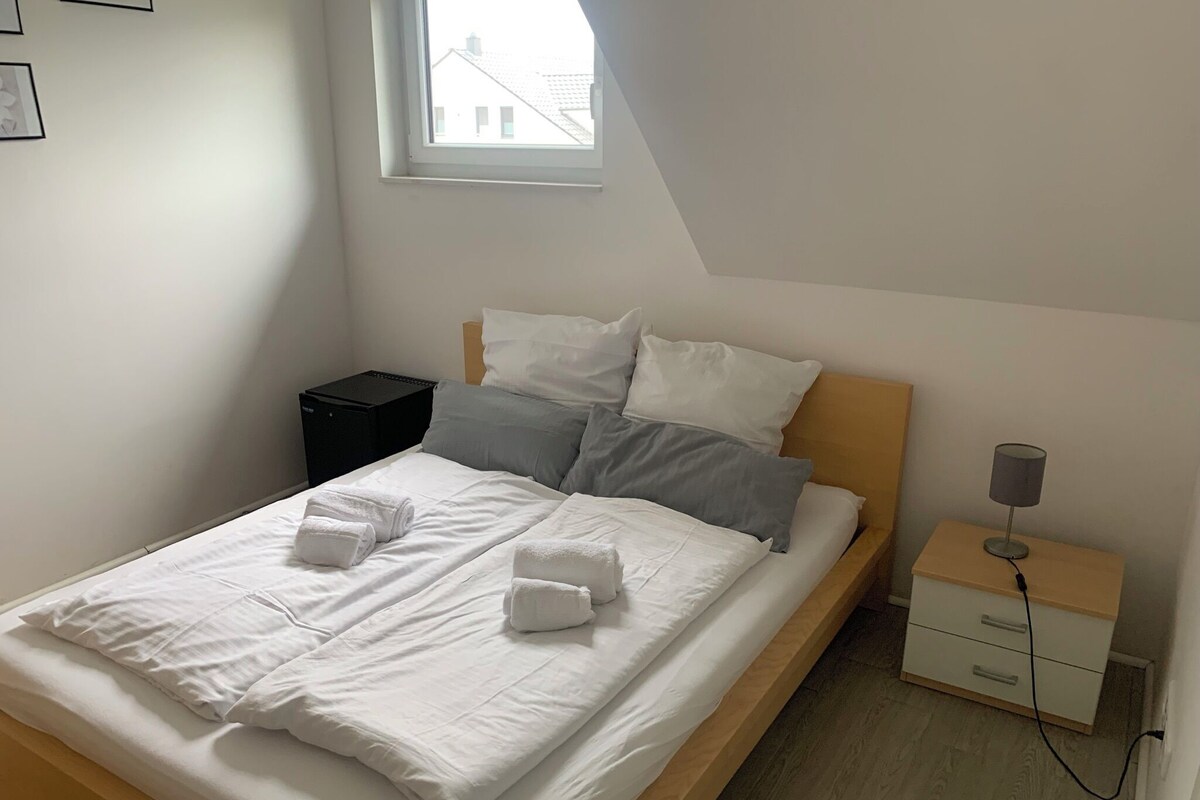 Ropa de cama hipoalergénica, minibar y escritorio 