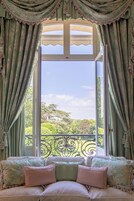 Chambre Impériale | Minibar, in-room safe, individually decorated, individually furnished