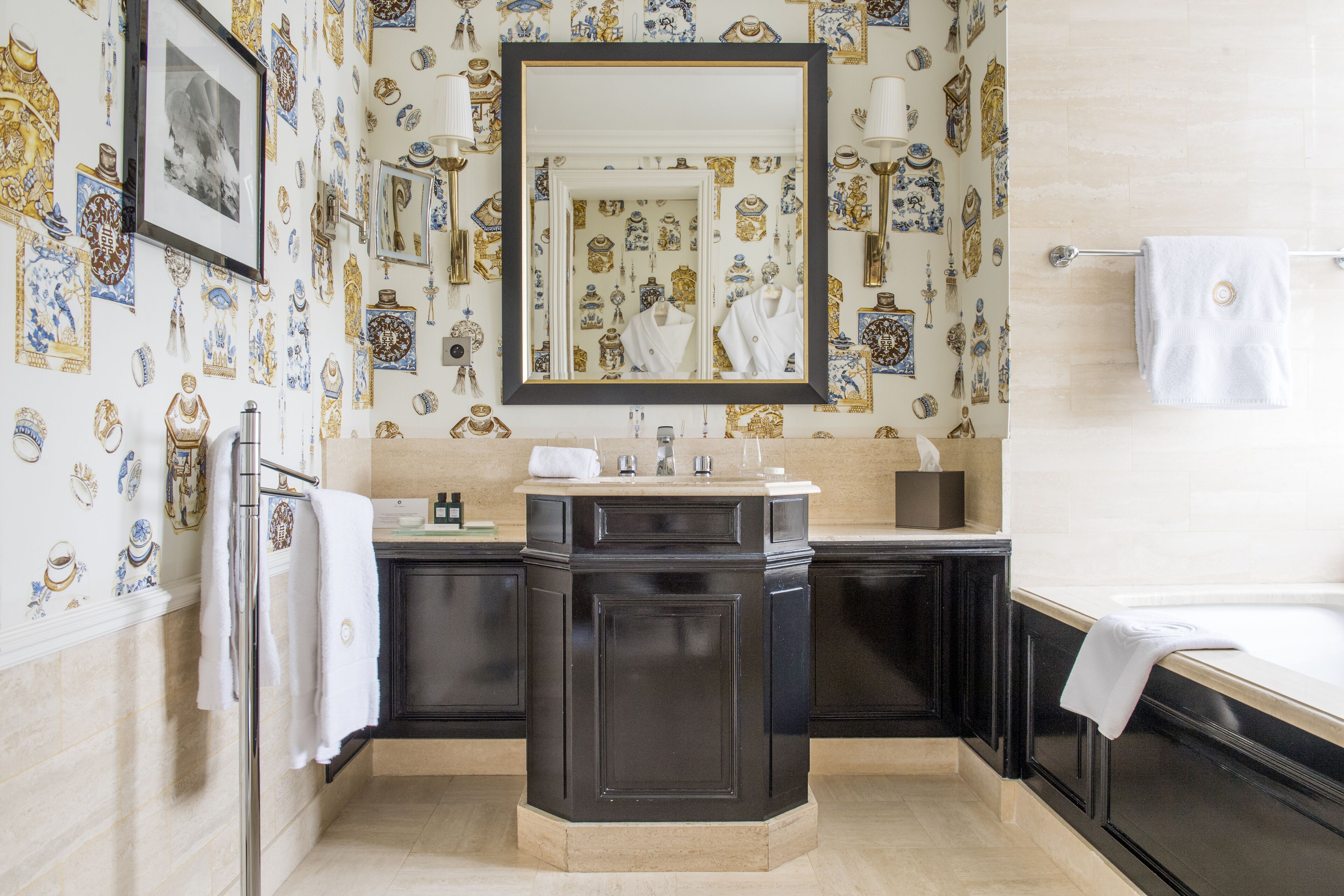 Une salle de bain équipée d’un meuble-lavabo, d’un lavabo, d’un miroir et d’une baignoire.