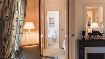 Junior Suite | Living area | 104-cm flat-screen TV with digital channels, TV
