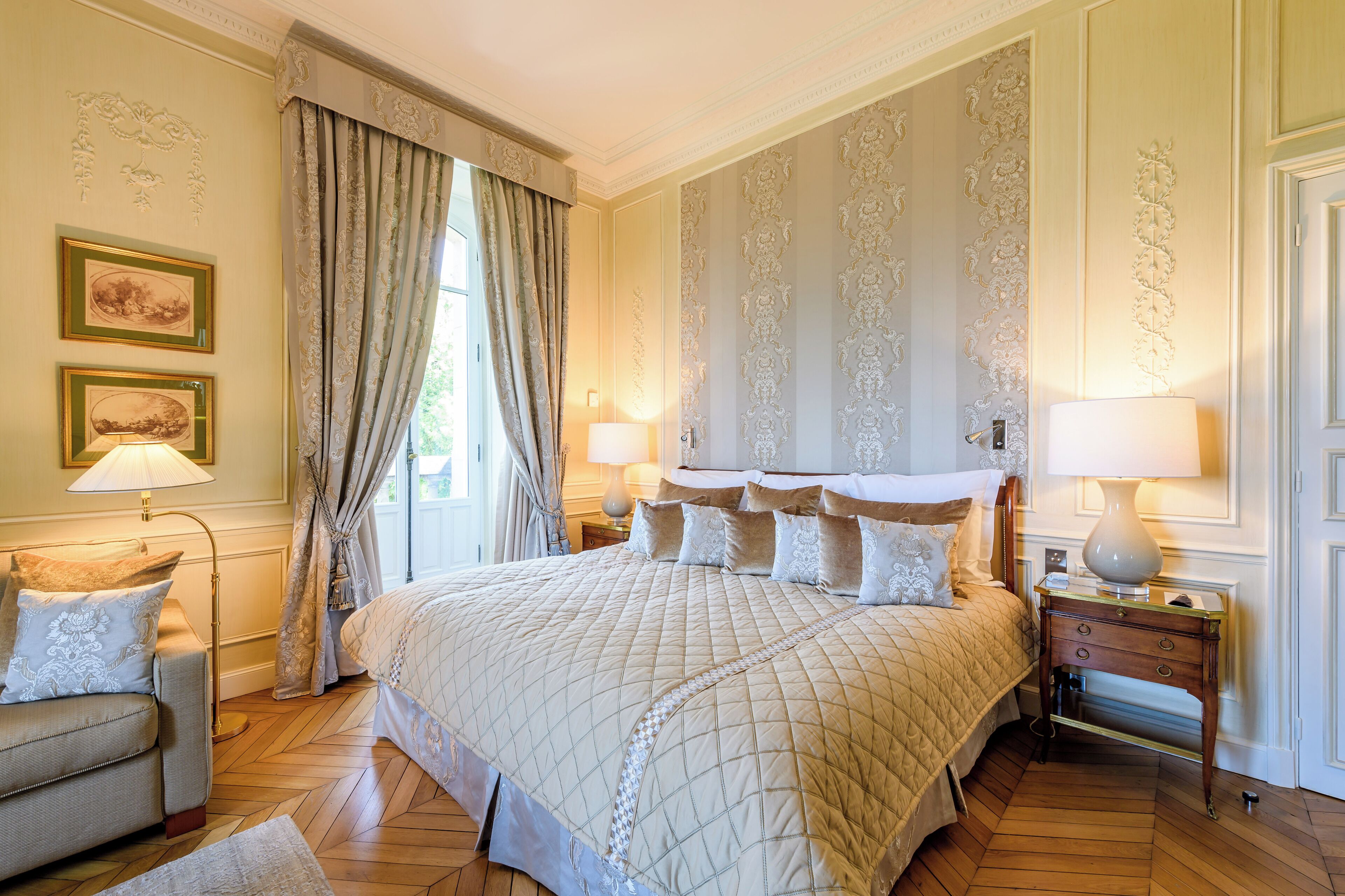 ميني بار وخزنة داخل الغرفة وبديكورات فريدة لكل غرفة وطراز فريد لكل وحدة