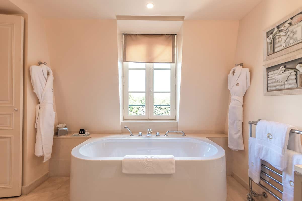 junior suite | bathroom | free toiletries, hair dryer, bathrobes, slippers