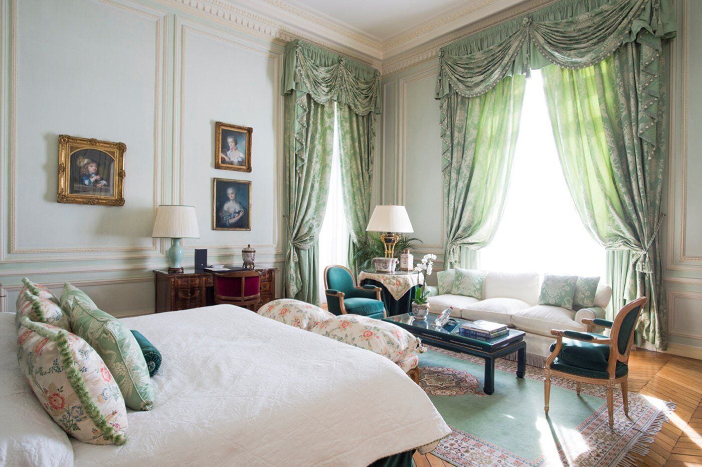 chambre impériale | 1 bedroom, minibar, in-room safe, individually decorated