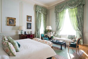 Chambre Impériale | Minibar, coffre-fort, décor unique, ameublement unique