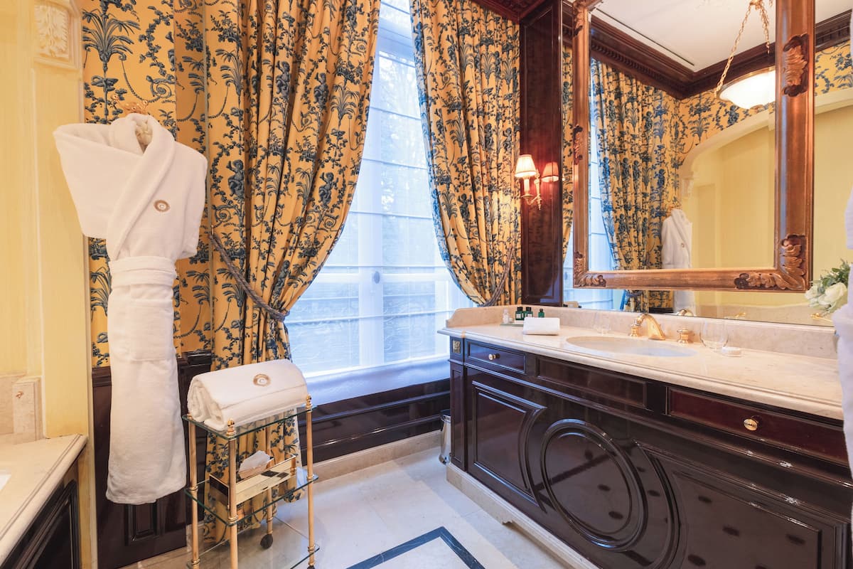 chambre impériale | bathroom | free toiletries, hair dryer, bathrobes, slippers