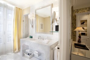 Chambre Deluxe | Salle de bain | Articles de toilette (gratuits), séchoir à cheveux, peignoirs