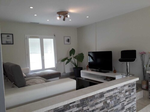 AIR-CONDITIONED VILLA WITH SWIMMING POOL IN THE HILLS ABOVE CAHORS  