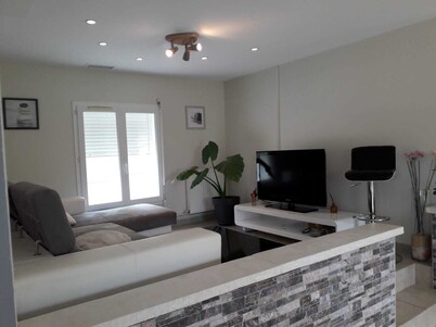 AIR-CONDITIONED VILLA WITH SWIMMING POOL IN THE HILLS ABOVE CAHORS  