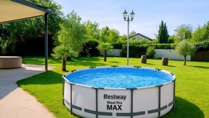 Una piscina elevada redonda, con diseño blanco y gris, identificada como "Bestway Steel Pro MAX".
