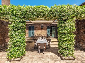 Outdoor dining - Wonderful private villa with WIFI, private pool, TV, patio, pets allowed and panoramic view (Vetralla)