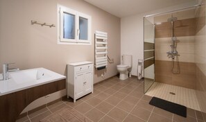 Regadera, secadora de cabello, papel de baño