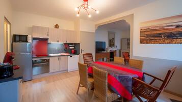 Geladeira, micro-ondas, fogão, cooktop