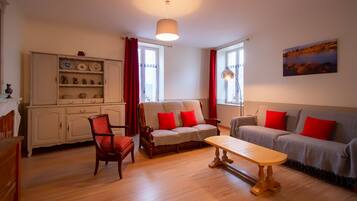 TV, fireplace, DVD player, books