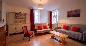 TV, fireplace, DVD player, books