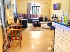 TV, Netflix, Hulu, DVD player - Modern 1 BR luxe apartment in the heart of Karen (Nairobi)