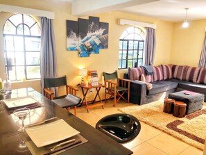 TV, Netflix, Hulu, DVD player - Modern 1 BR luxe apartment in the heart of Karen (Nairobi)