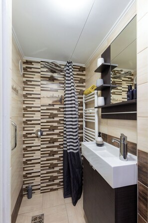 Douche, articles de toilette gratuits, sèche-cheveux