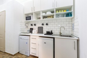 Kylskåp, mikrovågsugn, ugn och diskmaskin