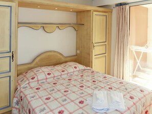 1 bedroom, travel crib, bed sheets