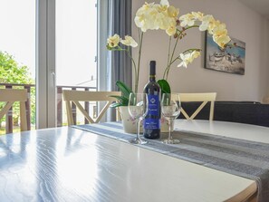Dining - Nice apartment for 3 people with A/C, pool, WIFI, TV, terrace and panoramic view (Poreč)
