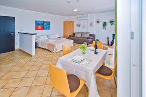 Departamento Confort, Terraza, vista al mar | Servicio a la habitación