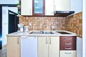 Superior-Apartment, Terrasse, Meerblick | Eigene Küche | Kühlschrank, Herdplatte, Wasserkocher mit Kaffee-/Teezubehör